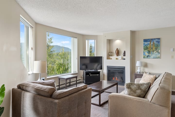 开放式起居区，可欣赏山景、壁炉和有线电视