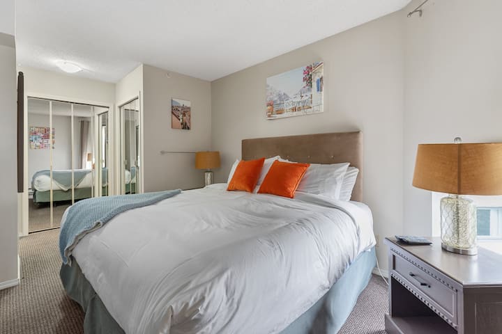 带卫生间的标准双人床卧室