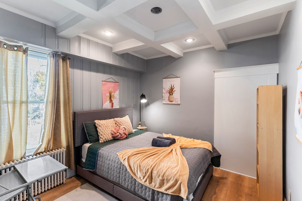 Ontspan op een queensize bed met eersteklas beddengoed.