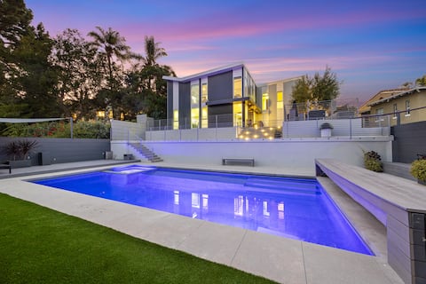Modern 4-bedroom retreat w/pool and endless views