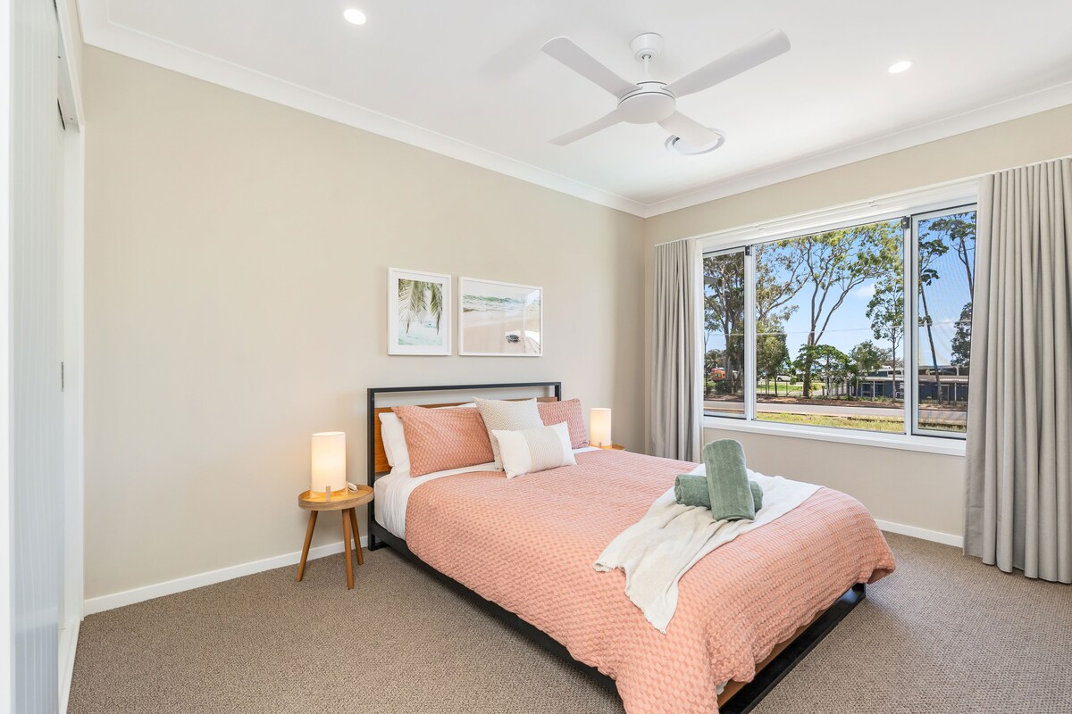 חדר השינה עם מיטת קווין סייז למעלה משקיף למפרץ. וילונות שקופים וחשוכים, מאוורר תקרה ומיזוג אוויר, מצעים יפים וארונות מובנים. חולקים חדר רחצה צמוד עם חדר הקומותיים של הילדים - הורים של ילדים קטנים עשויים לרצות לקחת את החדר הזה!