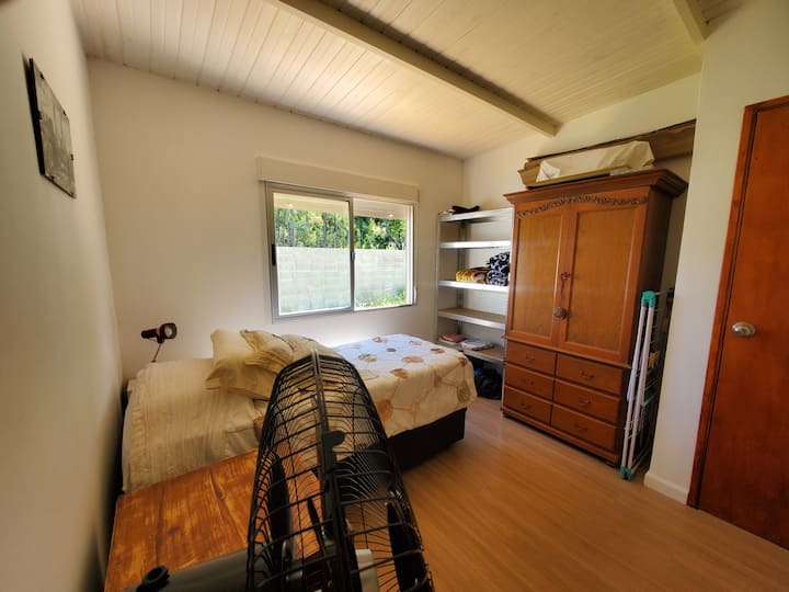   Al finalizar el pasillo encontraran el primer dormitorio con una cama de 1 plaza, ventilador, estanteria y mueble de madera.
   Es super confortable. 