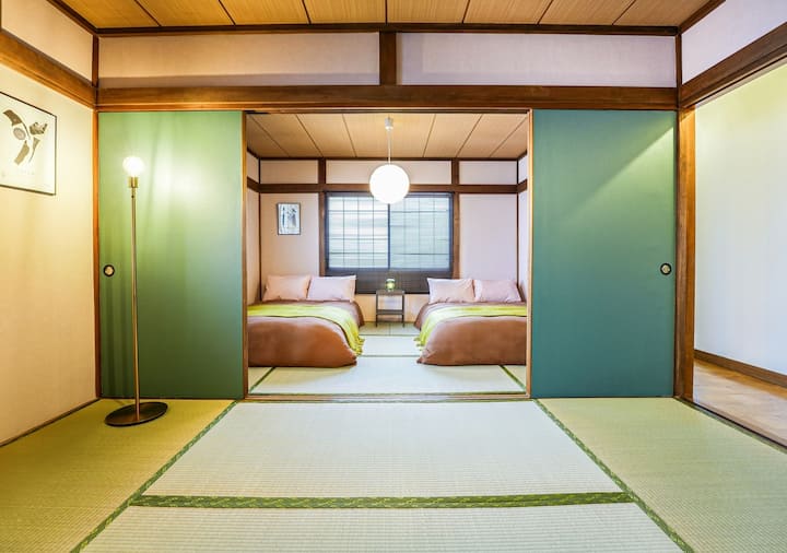 Спална соба Има 2 полубрачни кревета во јапонската соба за татами
Низок кревет за малите деца да се чувствуваат пријатно да го користат