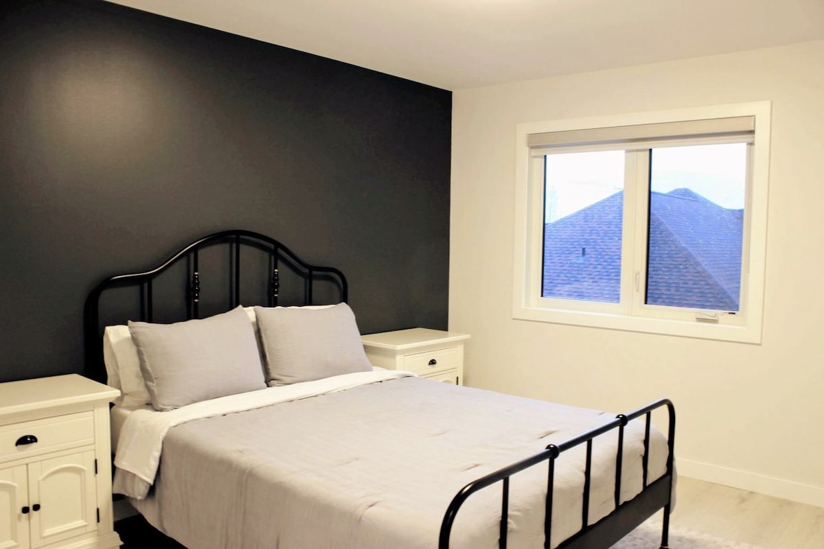 Chumba cha 3 cha kulala kilicho na kitanda aina ya queen kwenye ghorofa ya pili