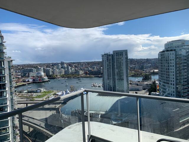 Downtown views skytrain 3br/2ba gallery image 3