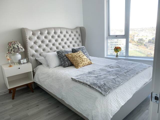 Downtown views skytrain 3br/2ba gallery image 4