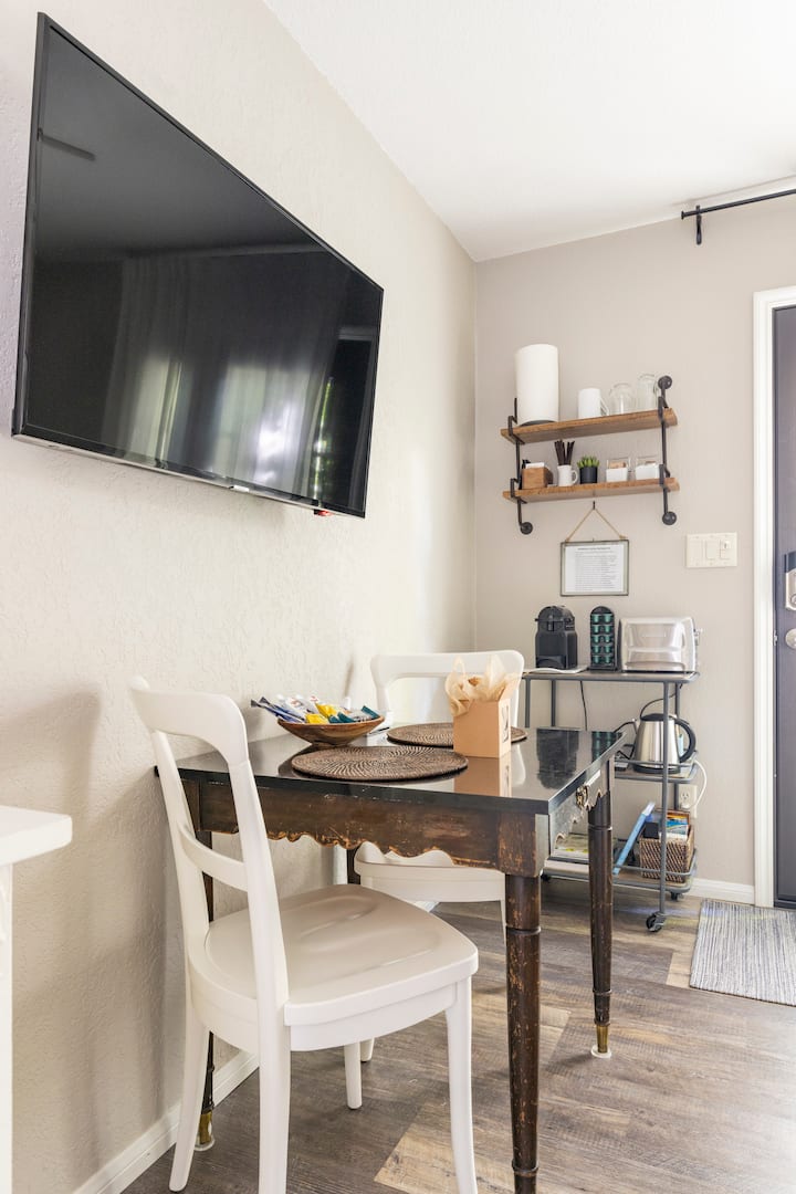 Pleasantly Private Guest Suite & Bath + Breakfast - Fresno, CA