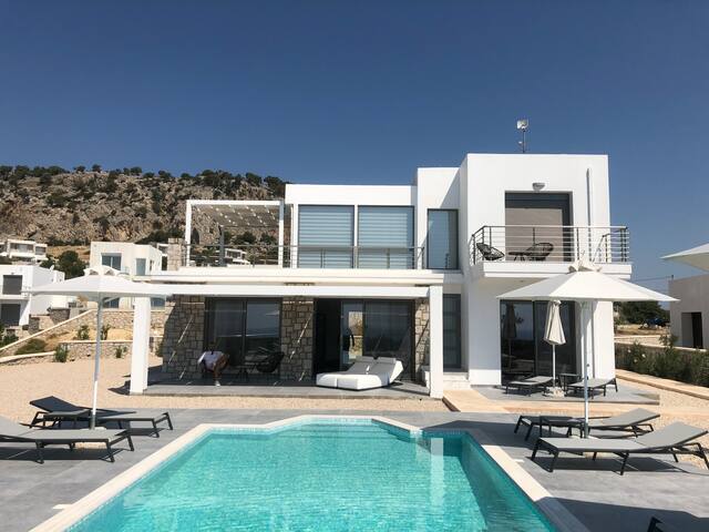 Alana Villa private Pool gallery image 2