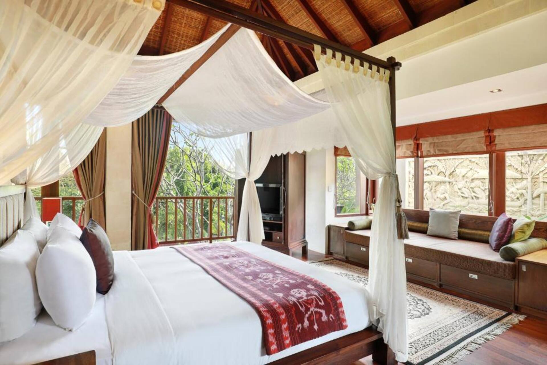 Sunlit Luxe Sanctuary 3 Bedroom Private Villa in Jimbaran 3