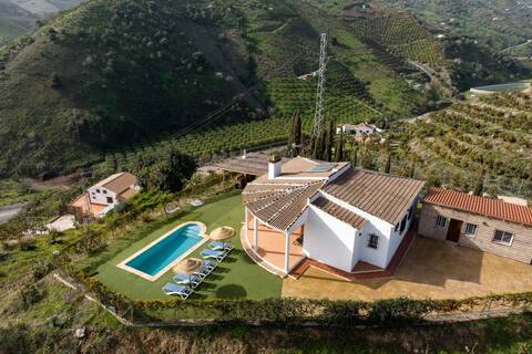 Villa Aguacate country house. Pool and paddle tennis court