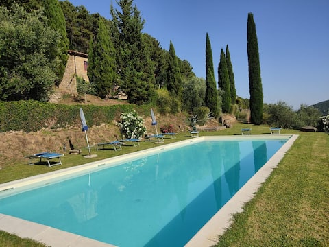Charming farmhouse with pool 1.5KM to town