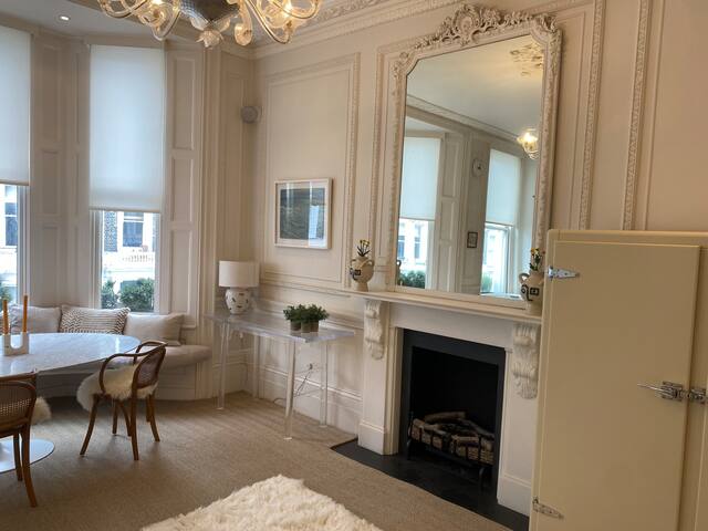 Truly gorgeous Kensington gem gallery image 2