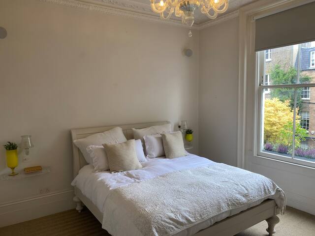 Truly gorgeous Kensington gem gallery image 3