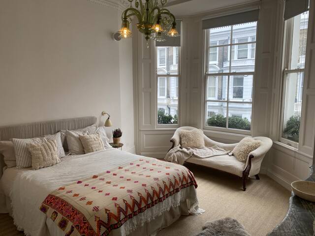 Truly gorgeous Kensington gem gallery image 4