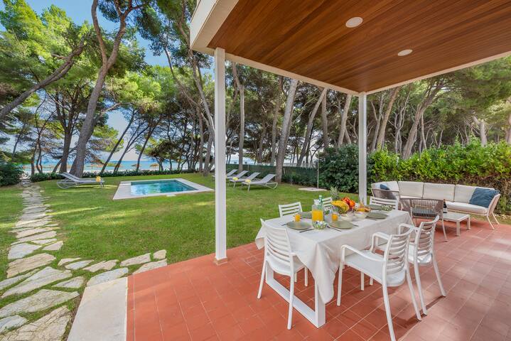 Villamar – Stunning Beachfront Villa with Pool gallery image 4