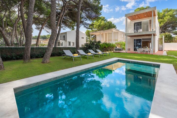 Villamar – Stunning Beachfront Villa with Pool gallery image 2