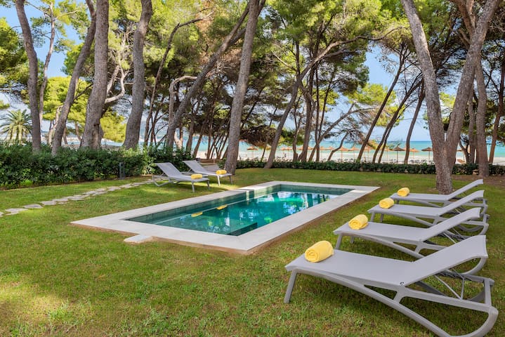 Villamar – Stunning Beachfront Villa with Pool