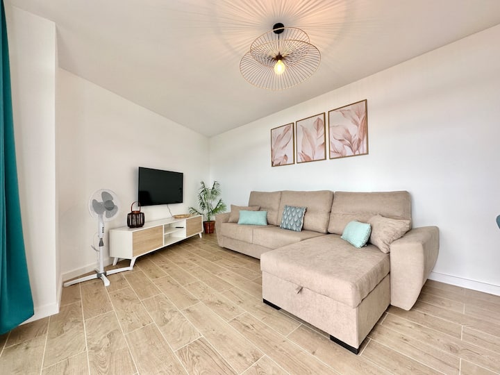 Влезте в уютен рай, където комфортът среща стила! Просторната ни всекидневна е идеалното място да се отпуснете след приключенски ден.