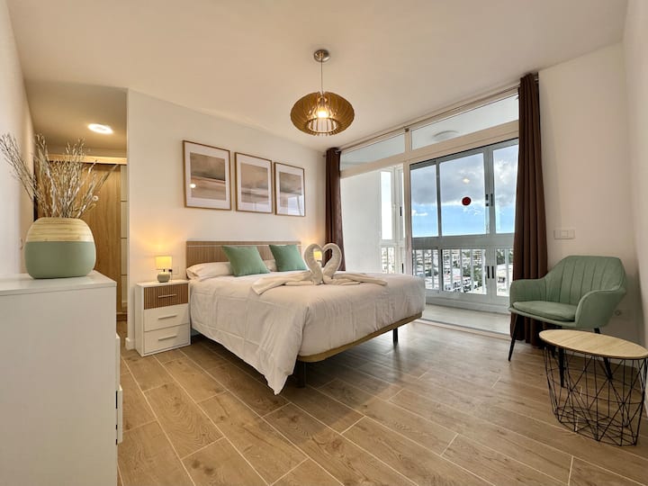 Избягайте в личното си светилище в уютната ни спалня с приказен изглед към балкона!