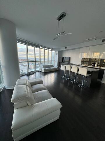 1900sf lake view condo sleeps 12. gallery image 2