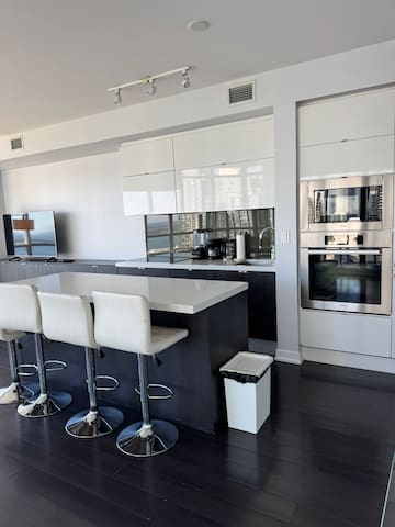 1900sf lake view condo sleeps 12. gallery image 5