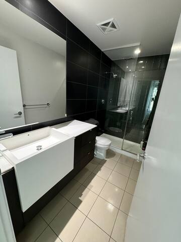 1900sf lake view condo sleeps 12. gallery image 4