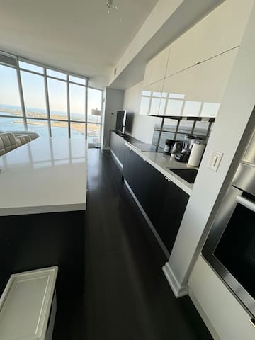 1900sf lake view condo sleeps 12. gallery image 3