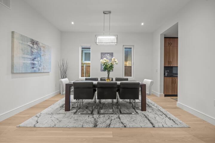 Spacious & Elegant Three Story 6 Bed Townhouse gallery image 4