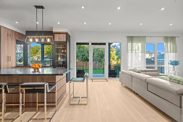 Spacious & Elegant Three Story 6 Bed Townhouse gallery image 3