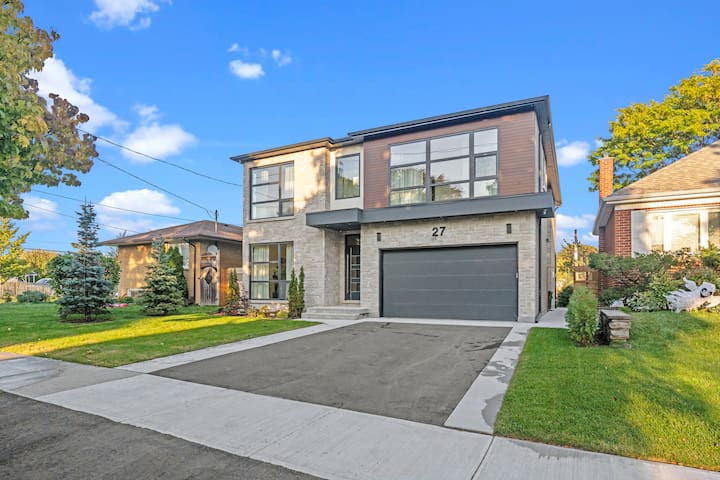 Spacious & Elegant Three Story 6 Bed Townhouse