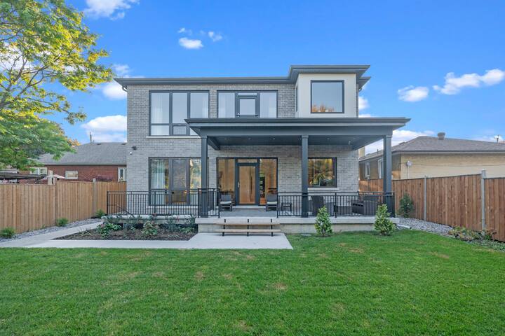 Spacious & Elegant Three Story 6 Bed Townhouse gallery image 2