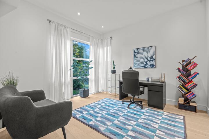 Spacious & Elegant Three Story 6 Bed Townhouse gallery image 5