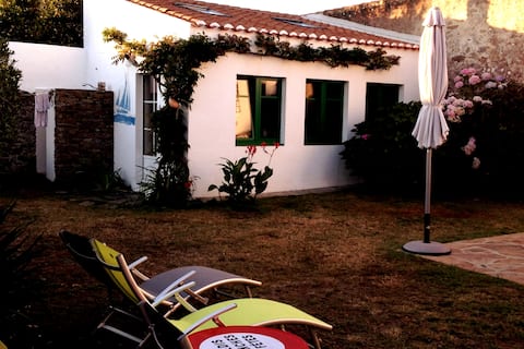 Top Airbnb: village house with enclosed garden in the harbor à L'île D'yeu