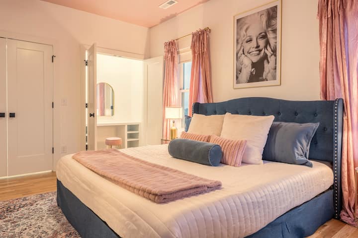 The Dolly Room - WWD? لا تقل المزيد!