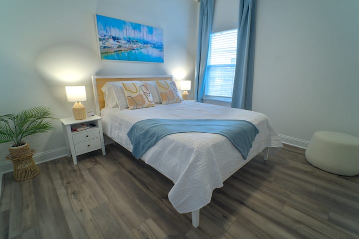 Pusho rehat në një krevat dopio "queen", me disa opsione jastëkësh që i përshtaten rehatisë dhe komodinave në secilën anë që ofrojnë porta të përshtatshme USB dhe priza elektrike për t 'i mbajtur pajisjet të karikuara.