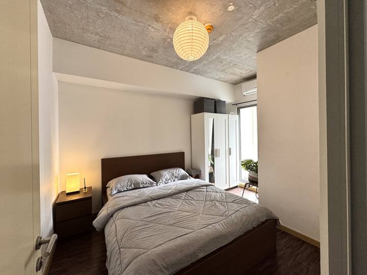 En dubbelsäng förberedd för vila