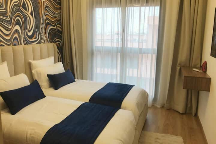 Მეორე საძინებელი დახვეწილი და ელეგანტურია, რაც შეუდარებელ კომფორტს გთავაზობთ. Აღჭურვილია მოსახერხებელი სათავსოთი (კარადები, კომოდი, ტუმბო), კონდიციონერითა და ტელევიზორით, იდეალურია სასიამოვნო და უდარდელი სტუმრობისთვის.