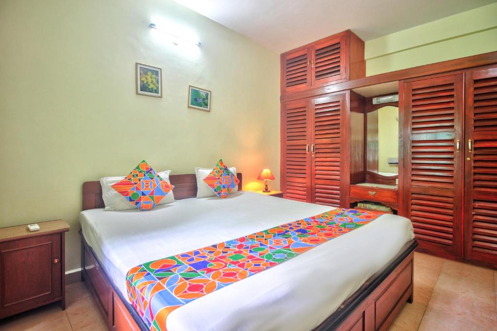 Krevat dopio "king size" me gardërobë dhe kasafortë