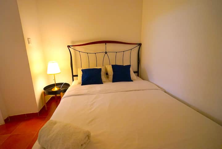 חדר שינה זוגי אחד עם ארון בגדים בפנים ומול חדר תקשורת קטן נוסף עם מיטת יחיד, המליץ על זה לילד .