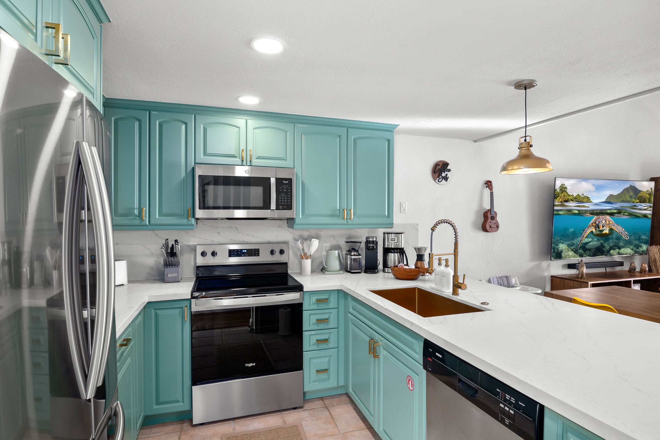 Stylish Ocean View 2BD, King beds, Pools - Photo 17