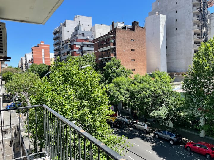 Monoambiente remodelado con balcón en Caballito