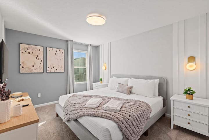 Dhoma e gjumit në katin e 2-të me banjë në korridor pranë saj