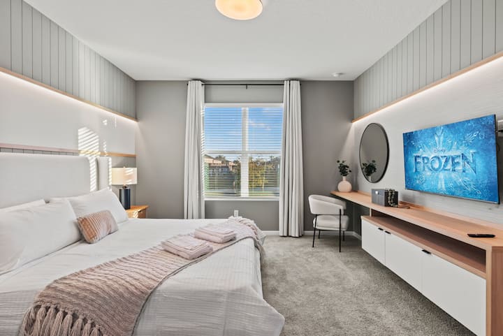 Banjë brenda dhomës kryesore të gjumit në katin e parë