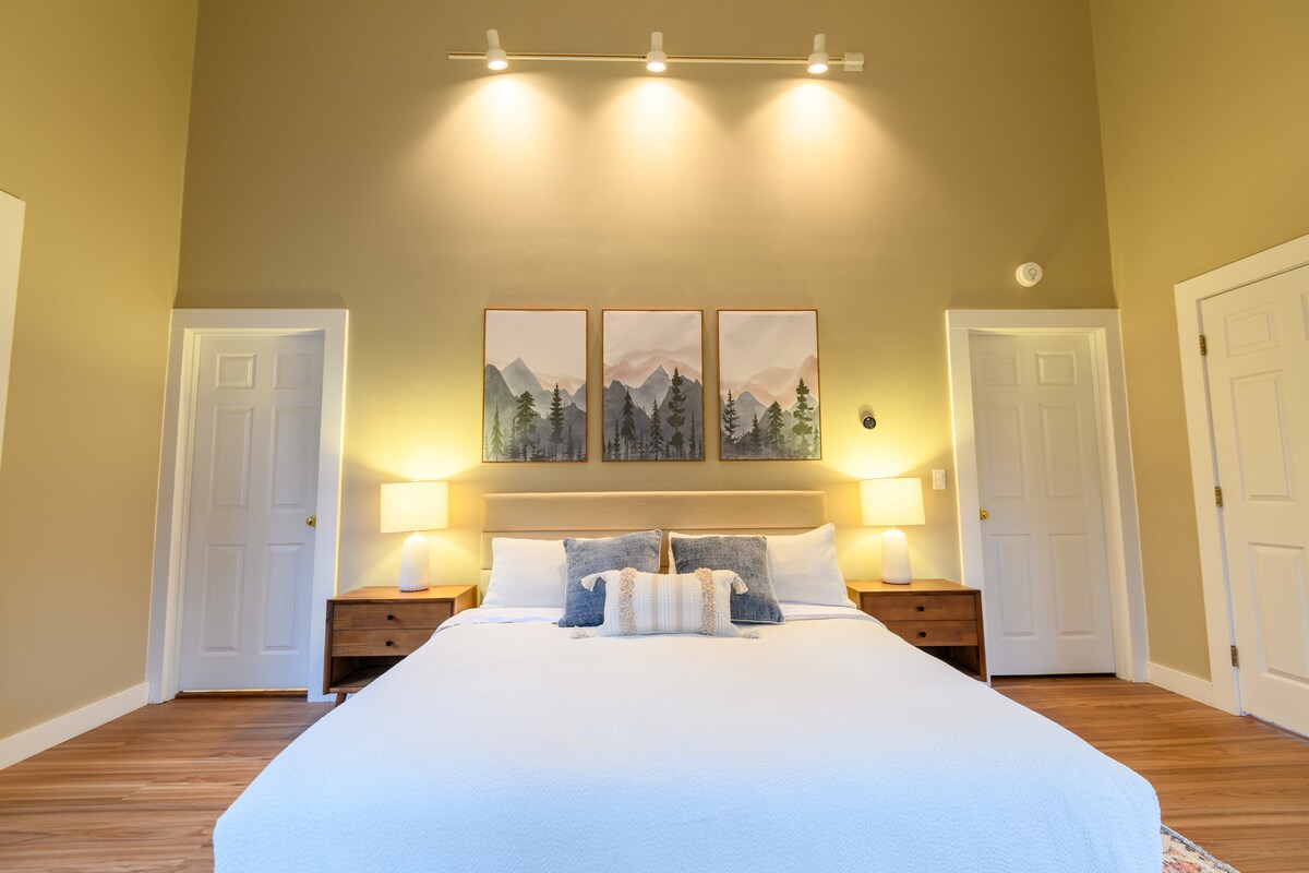 Majster - manželská posteľ, modré stoličky pre 1 osobu, šatníková skriňa, vlastná kúpeľňa