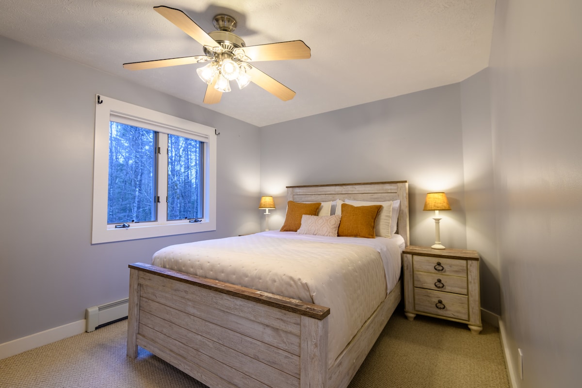 Spálňa 3 - Manželská posteľ, detské knihy a hračky, nadrozmerná skriňa s vešiakmi, prikrývky navyše