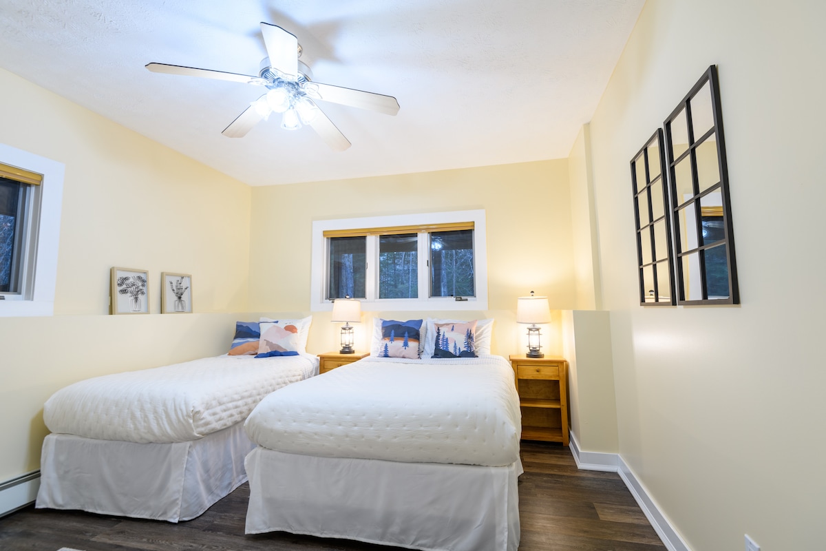 Spálňa 5 - vstupné poschodie, dvojité/plné a dvojité, nočné stolíky, dotykové aktivované lampy s nabíjacími portmi USB, veľká skriňa s vešiakmi, prikrývka a vankúše navyše, zatemňovacie rolety.