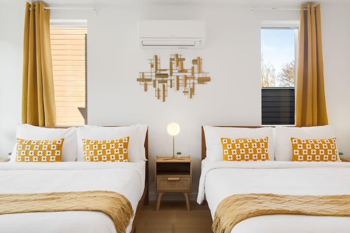 Walk to CapHill 4B2.5B Sleeps 12 w/Rooftop deck gallery image 4