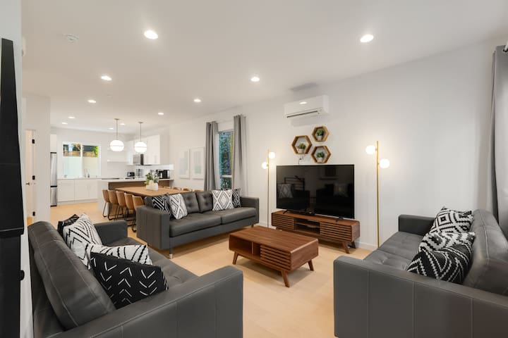 Walk to CapHill 4B2.5B Sleeps 12 w/Rooftop deck gallery image 2