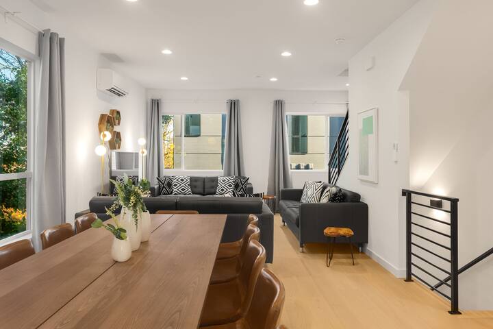 Walk to CapHill 4B2.5B Sleeps 12 w/Rooftop deck gallery image 3