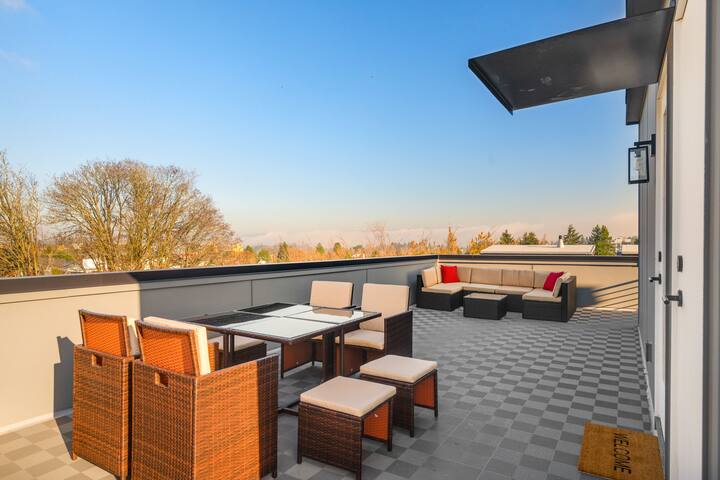 Walk to CapHill 4B2.5B Sleeps 12 w/Rooftop deck gallery image 5